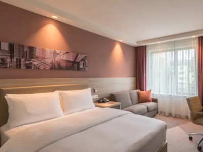 bedroom 2 - hotel hampton by hilton city centre east - frankfurt, germany