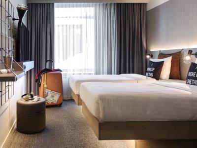 bedroom 1 - hotel moxy frankfurt city center - frankfurt, germany