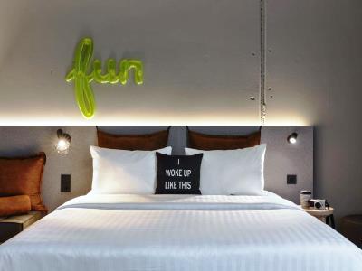 bedroom 2 - hotel moxy frankfurt city center - frankfurt, germany