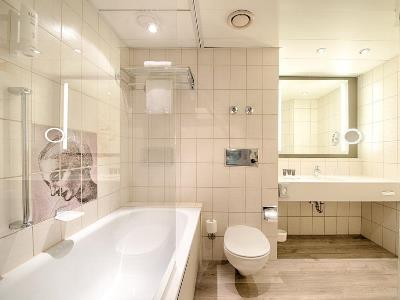 bathroom - hotel leonardo royal hotel frankfurt - frankfurt, germany