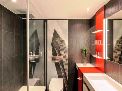 bathroom - hotel mercure htl and residenz frankfurt messe - frankfurt, germany