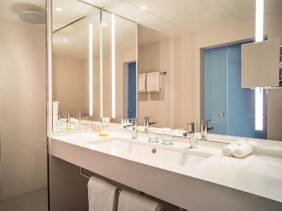 bathroom - hotel le meridien frankfurt - frankfurt, germany