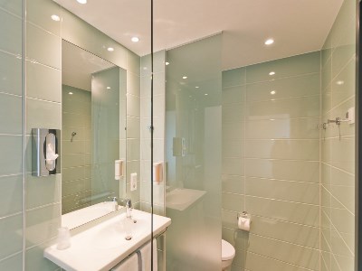 bathroom 1 - hotel super 8 by wyndham freiburg - freiburg im breisgau, germany