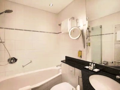 bathroom - hotel doubletree hilton hannover schweizerhof - hanover, germany