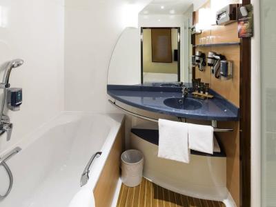 bathroom - hotel novotel suites hannover city - hanover, germany