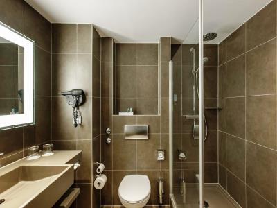 bathroom - hotel novotel hannover - hanover, germany