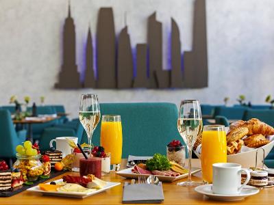 breakfast room - hotel sheraton pelikan - hanover, germany