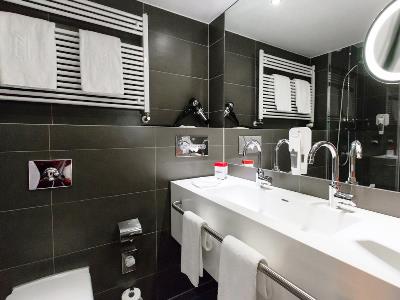 bathroom - hotel dormero hannover - hanover, germany