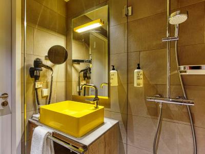 bathroom - hotel premier inn heidelberg city bahnstadt - heidelberg, germany