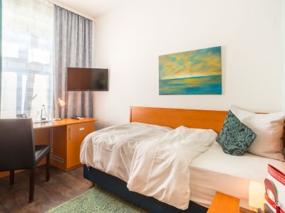 bedroom 1 - hotel bayrischer hof - heidelberg, germany