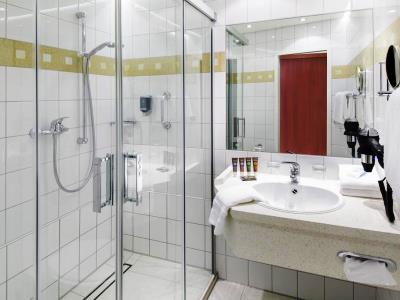 bathroom - hotel novotel hildesheim - hildesheim, germany