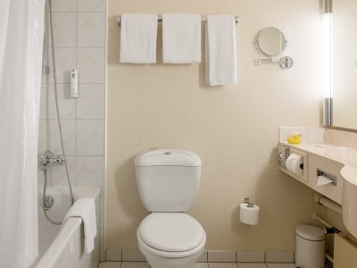 bathroom - hotel delta hotels by marriott leverkusen - leverkusen, germany