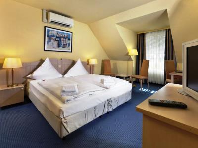 bedroom 1 - hotel tryp by wyndham lubeck aquamarin - lubeck, germany