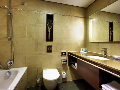 bathroom - hotel hilton mainz - mainz, germany