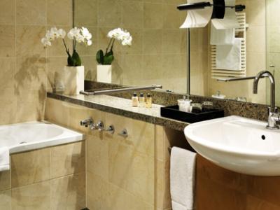 bathroom - hotel hyatt regency mainz - mainz, germany