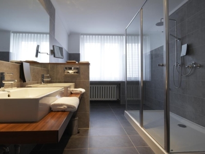 bathroom - hotel leonardo royal mannheim - mannheim, germany
