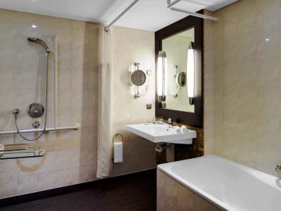 bathroom 1 - hotel hilton munich park - munich, germany