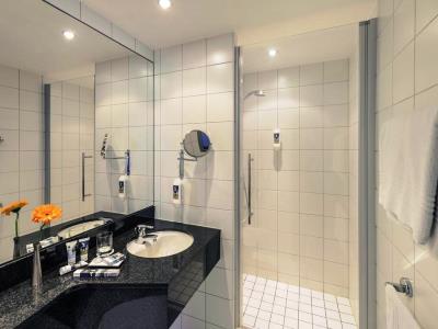 bathroom - hotel mercure frankfurt airport neu-isenburg - neu-isenburg, germany