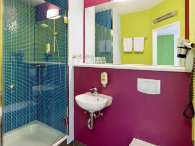 bathroom - hotel ibis styles duesseldorf-neuss - neuss, germany