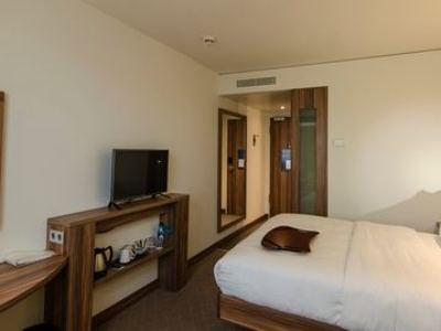 bedroom - hotel hampton by hilton city centre - nuremberg, germany