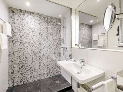 bathroom - hotel congress mercure nuerenberg an der messe - nuremberg, germany