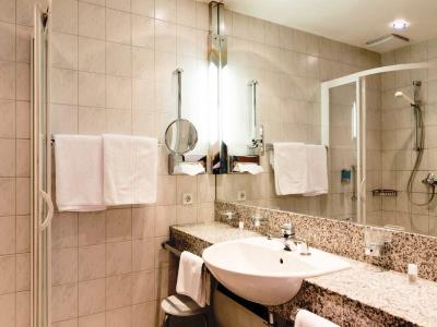 bathroom 2 - hotel ringhotel loews merkur - nuremberg, germany