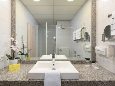 bathroom - hotel novina hotel sudwestpark - nuremberg, germany