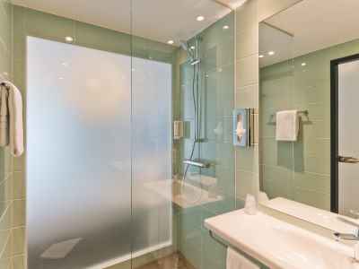 bathroom - hotel super 8 by wyndham oberhausen - oberhausen, germany
