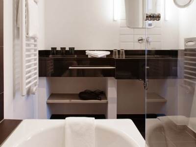 bathroom - hotel vienna house easy by wyndham osnabruck - osnabruck, germany