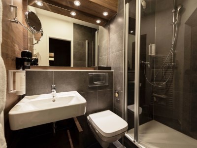 bathroom - hotel tryp by wyndham rosenheim - rosenheim, germany