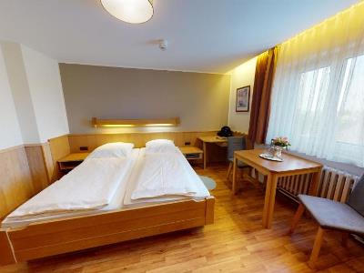 bedroom 1 - hotel rothenburger hof - rothenburg, germany