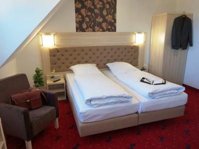bedroom - hotel rappen rothenburg (economy) - rothenburg, germany