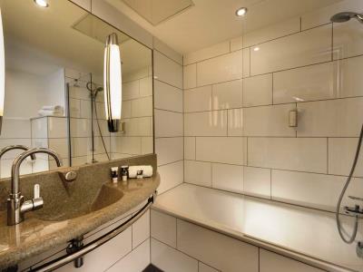 bathroom - hotel mercure saarbrucken sued - saarbrucken, germany