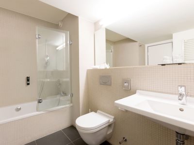 bathroom - hotel vienna house easy by wyndham stuttgart - stuttgart, germany