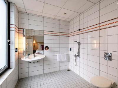 bathroom - hotel novotel berlin mitte - berlin, germany