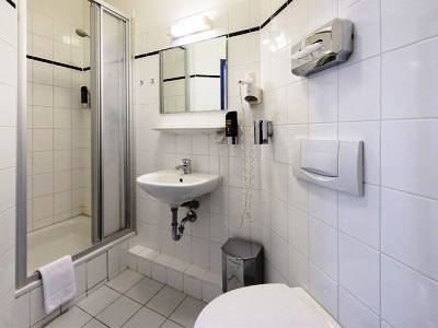 bathroom - hotel a and o berlin mitte - berlin, germany