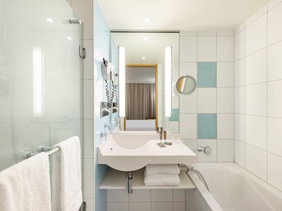 bathroom - hotel novotel berlin am tiergarten - berlin, germany