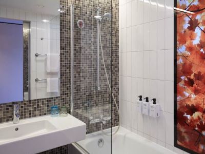 bathroom - hotel scandic berlin potsdamer platz - berlin, germany