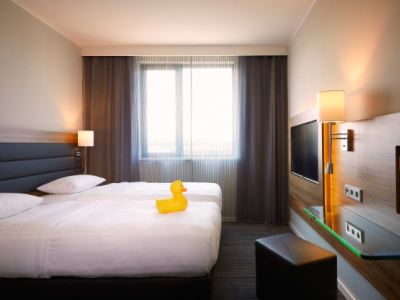 bedroom - hotel moxy berlin ostbahnhof - berlin, germany