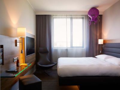 bedroom 1 - hotel moxy berlin ostbahnhof - berlin, germany