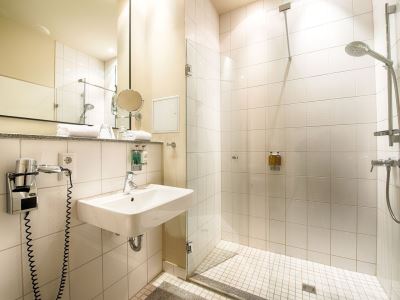 bathroom - hotel mondrian suites checkpoint charlie - berlin, germany