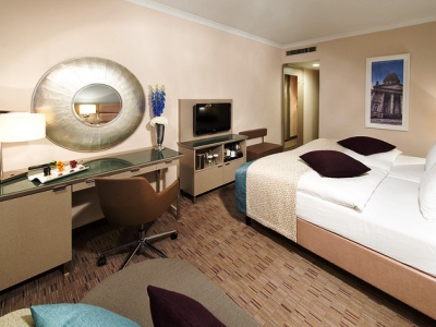 bedroom 2 - hotel crowne plaza city centre - berlin, germany