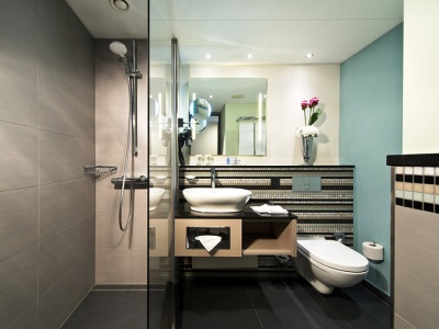 bathroom - hotel crowne plaza city centre - berlin, germany