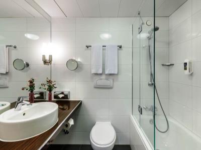bathroom - hotel mercure hotel wiesbaden city - wiesbaden, germany