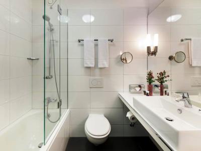bathroom 1 - hotel mercure hotel wiesbaden city - wiesbaden, germany