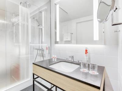 bathroom - hotel intercityhotel wiesbaden - wiesbaden, germany