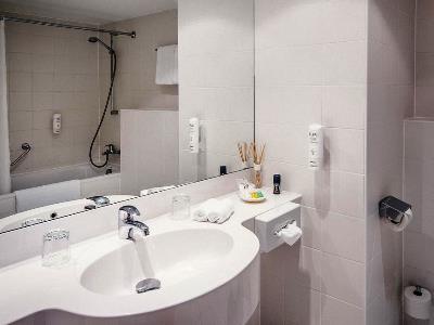 bathroom - hotel vienna house easy by wyndham wuppertal - wuppertal, germany