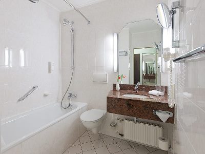 bathroom - hotel leonardo hotel heidelberg-walldorf - walldorf, germany