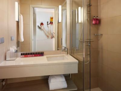 bathroom - hotel moxy frankfurt eschborn - eschborn, germany