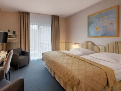 standard bedroom 1 - hotel wyndham garden gummersbach - gummersbach, germany